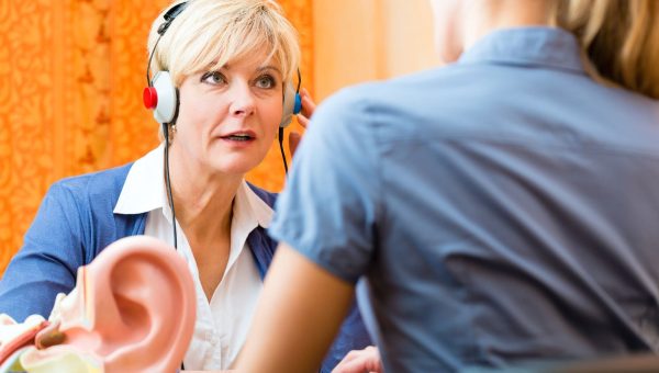 Amélioration de la communication et du bien-être pour les personnes sourdes ou malentendantes : solutions d’aide auditive et systèmes de communication visuelle