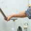 Les normes essentielles à connaître pour installer une barre de maintien dans la douche PMR