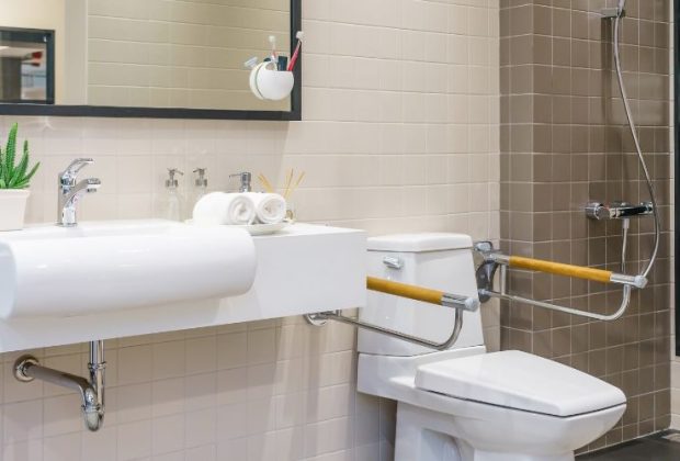 Comprendre les normes de salle de bain PMR