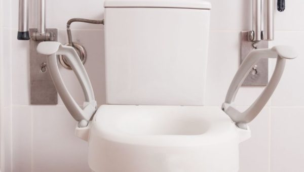 Comprendre les normes des WC pour personnes à mobilité réduite