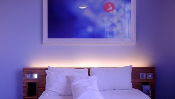 Créer une chambre apaisante : lumière, textures et rangements accessibles